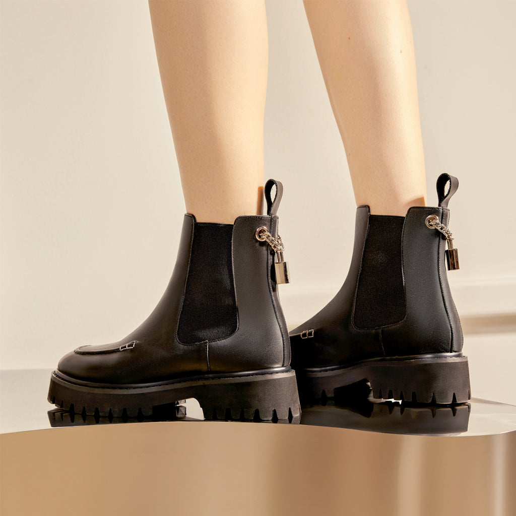 Silence Is Golden Ladies' Lock Chain Chelsea Booties 5723 Black - House of Avenues - Designer Shoes | 香港 | 女Ã? House of Avenues