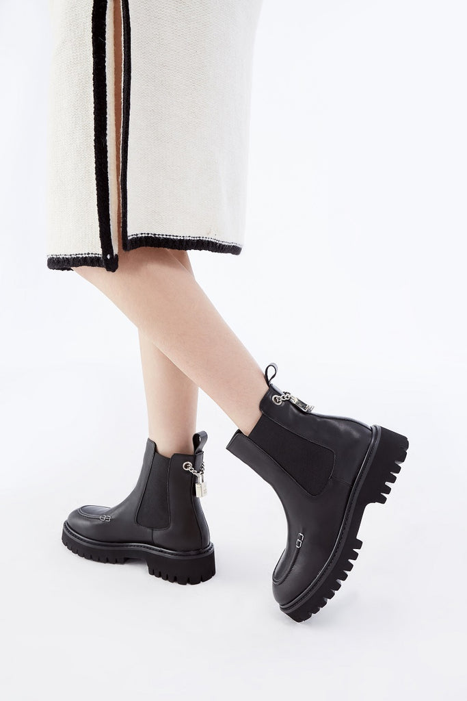 Silence Is Golden Ladies' Lock Chain Chelsea Booties 5723 Black - House of Avenues - Designer Shoes | 香港 | 女Ã? House of Avenues
